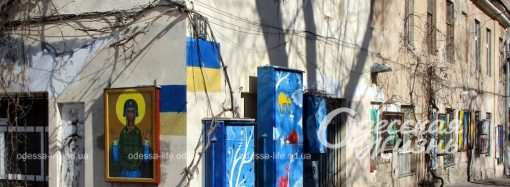 Вандалы в Одессе залили красной краской две патриотические картины-защитницы