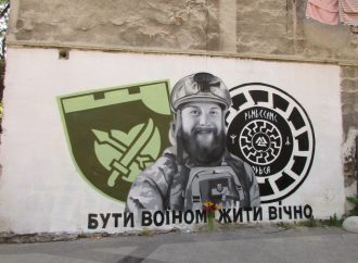 «Быть воином…»: в Одессе появился мурал в честь защитников Украины (фотофакт)