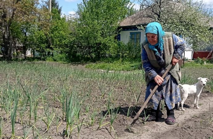 Лідія Іванівна на городі