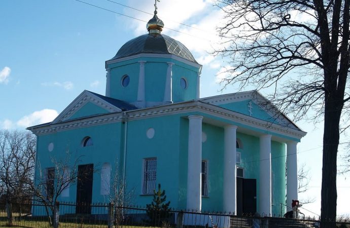 Храм в Троицком: историческое здание с восстановленными росписями и колокольней