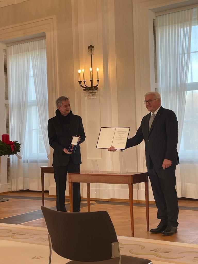 Президент Штаммайер награждает Тоелке