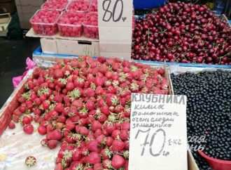 Полуниці вже майже немає: ціни на фрукти та ягоди на одеському Привозі