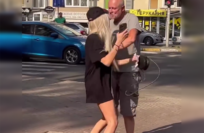В Одесі таксист ударив в обличчя відому інстаграм-блогерку (відео)