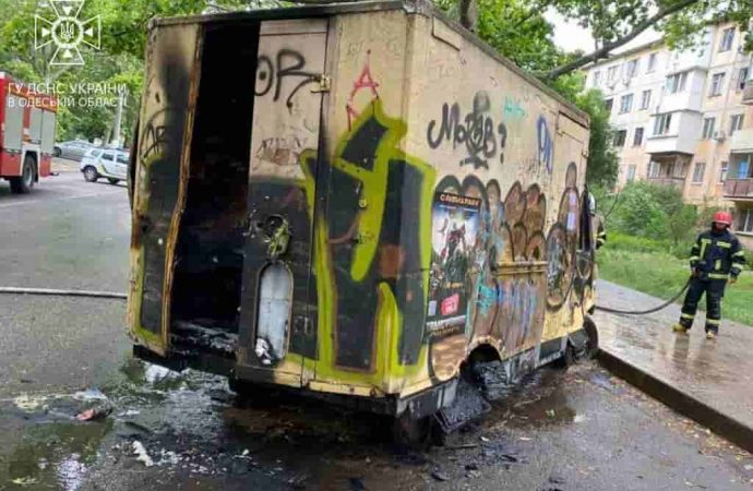 В Одессе на Варненской сгорел фургон с мужчиной внутри