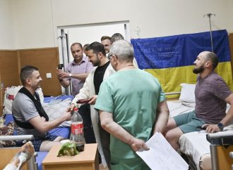 Зеленский, во время визита в Одессу 31 мая, посетил и наградил военных в госпитале (видео)
