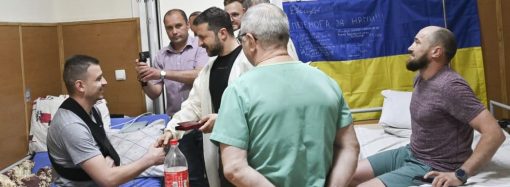 Зеленский, во время визита в Одессу 31 мая, посетил и наградил военных в госпитале (видео)