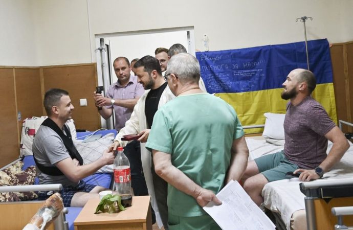Зеленский, во время визита в Одессу 31 мая, посетил и наградил военных в госпитале (видео)