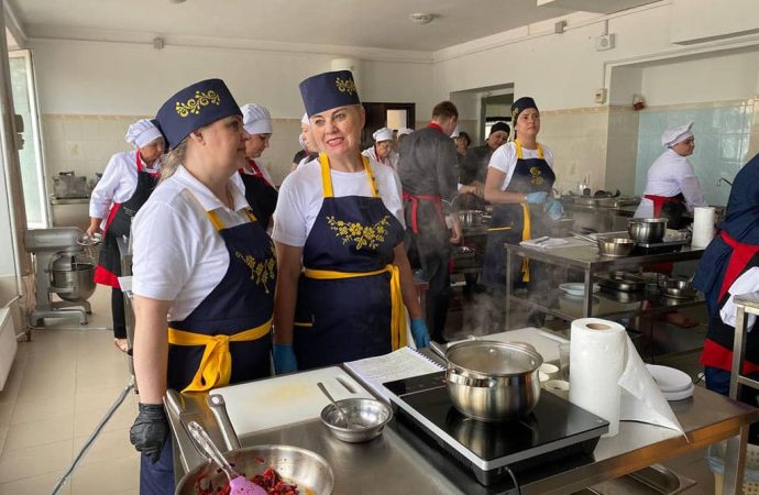 В Одессе открыли кулинарный хаб, где будут учить готовить блюда из школьного меню
