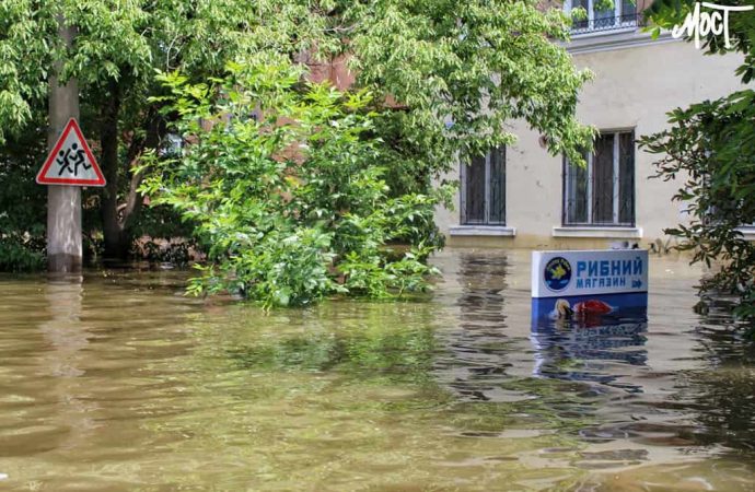 Херсонская область: эвакуация под обстрелами и уровень воды в населенных пунктах (видео)