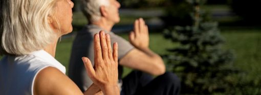 Йога для пожилых: как заниматься и не вредить здоровью