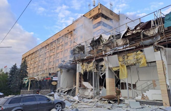Россияне обстреляли Краматорск: есть погибшие и раненые (фото, видео)