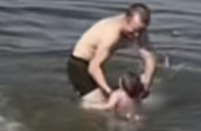 На одесском пляже «заботливый» отец с головой окунал ребенка в кишающую инфекцией воду
