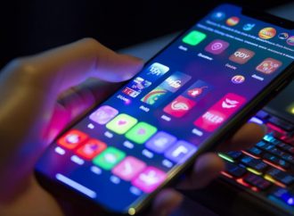 Мобільні застосунки, які допоможуть українцям за кордоном