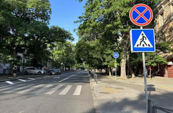 На одной из центральных улиц Одессы изменилась схема движения (фото)