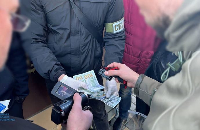 Одеський митник вимагав хабар у благодійного фонду (фото)