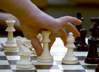 Хід королеви: чому дітям так важливо грати у шахи