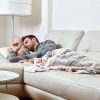 Неудобно спать на диване: самый простой способ решения проблемы