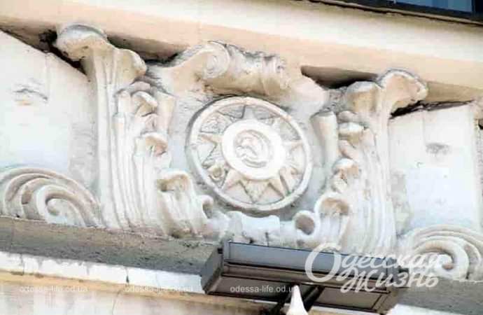 На вокзале в Одессе меняют символику