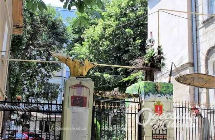 Одесский двор, вход