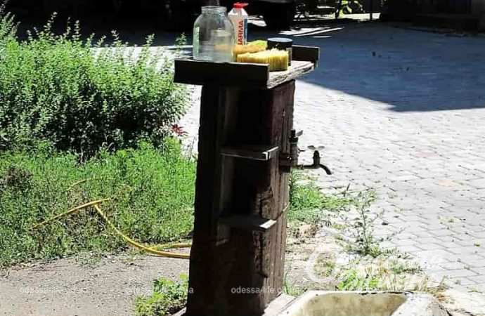 Одесский двор, кран