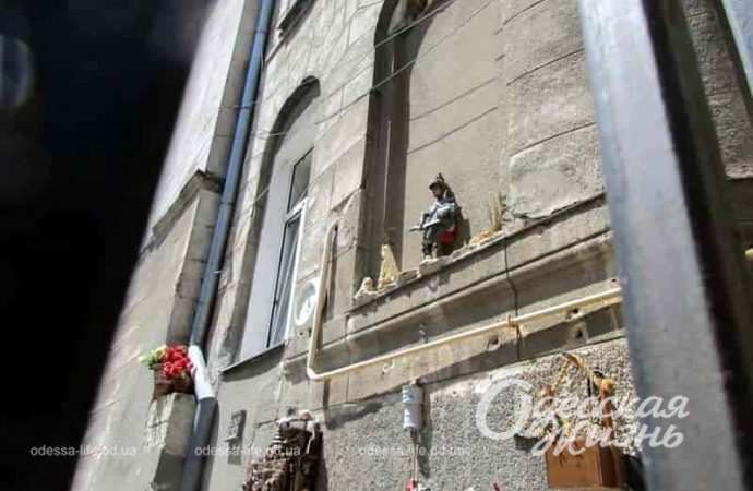 Одесский двор, рыцарь на стене