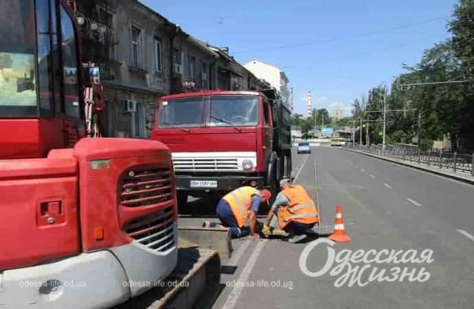 Одесские коммунальщики трудятся на спуске Маринеско