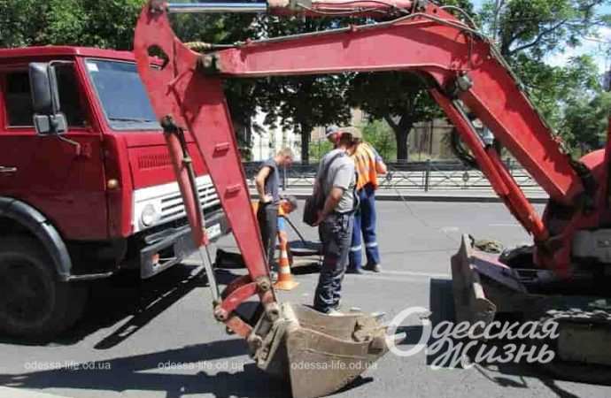 На спуске Маринеско в Одессе работают коммунальщики