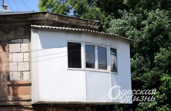 На улице Заньковецкой в Одессе, крытый балкон