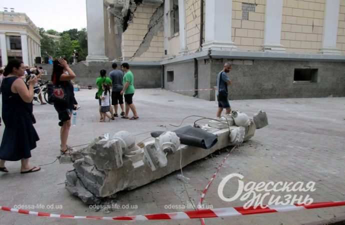 Соборная площадь после прилета2