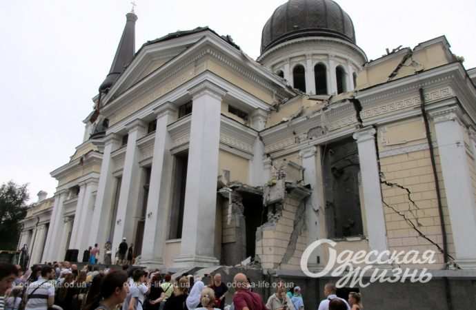 Соборная площадь после прилета4