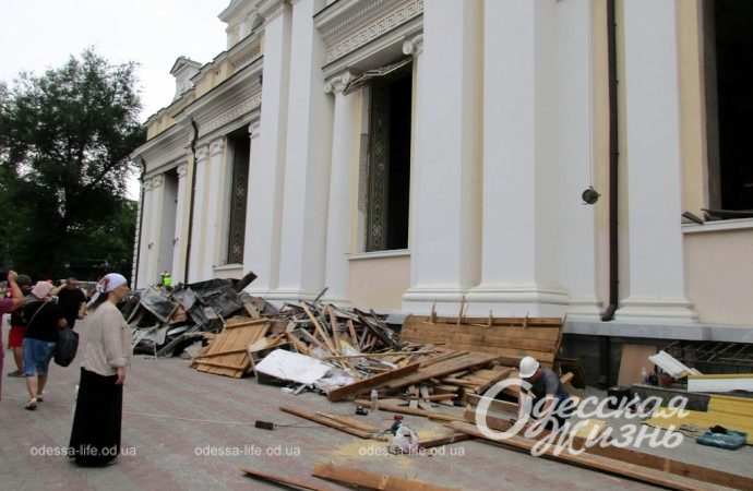 Соборная площадь после прилета6