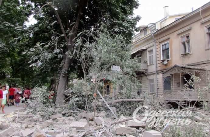 Одесский сквер после ракетной атаки10