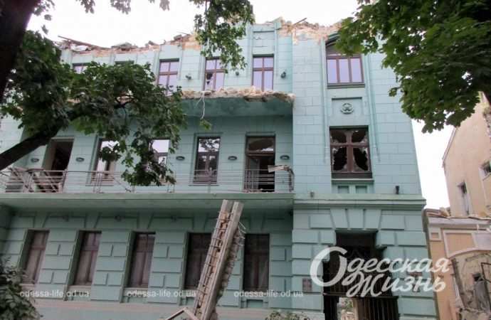 Ракетний удар по Одесі: як виглядає сквер без назви у центрі міста (фоторепортаж)