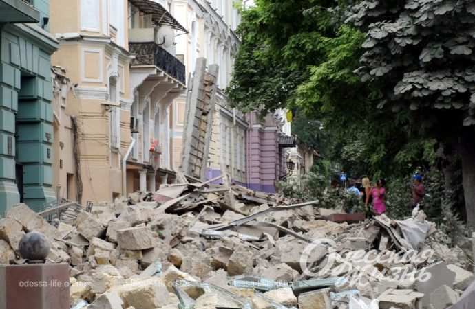 Одесский сквер после ракетной атаки8