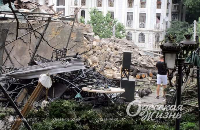 Двор дома ученых в Одессе после обстрела