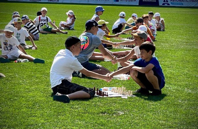 Дети играют в шахматы