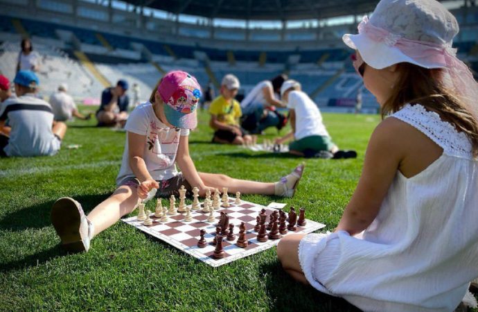 Игра в шахматы на одесском стадионе
