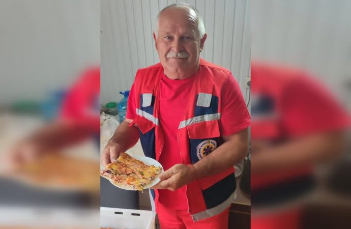 Юлия и другие херсонцы кормят спасателей