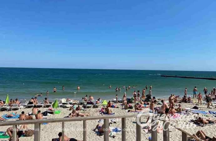Одеські пляжі у передостанній липневий день: холодна вода та чисті туалети (фоторепортаж)