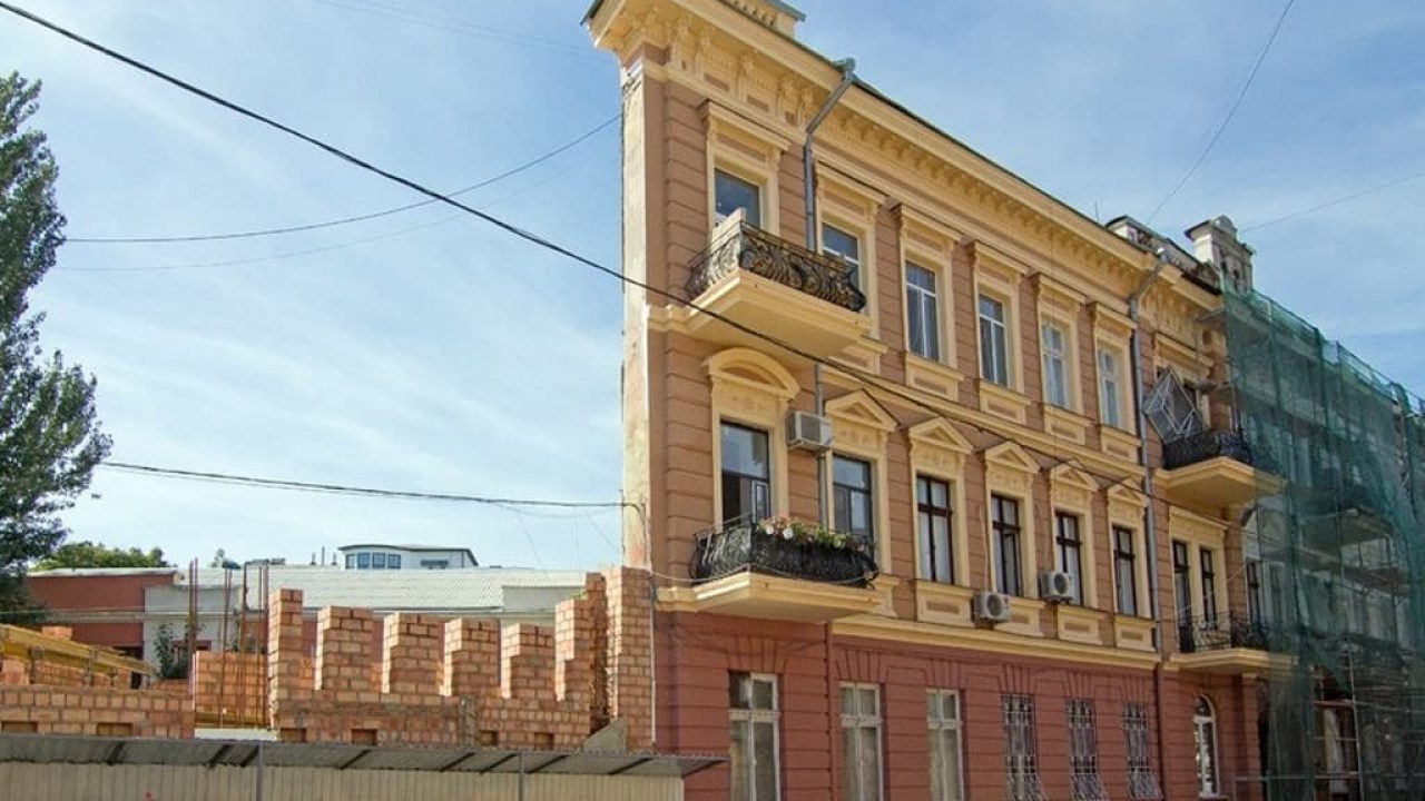 В Черновцах нашли аналог одесского дома с одной стеной