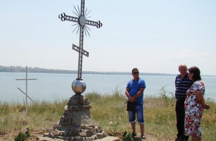 В селе на Одесщине крест с купола установили на берег озера