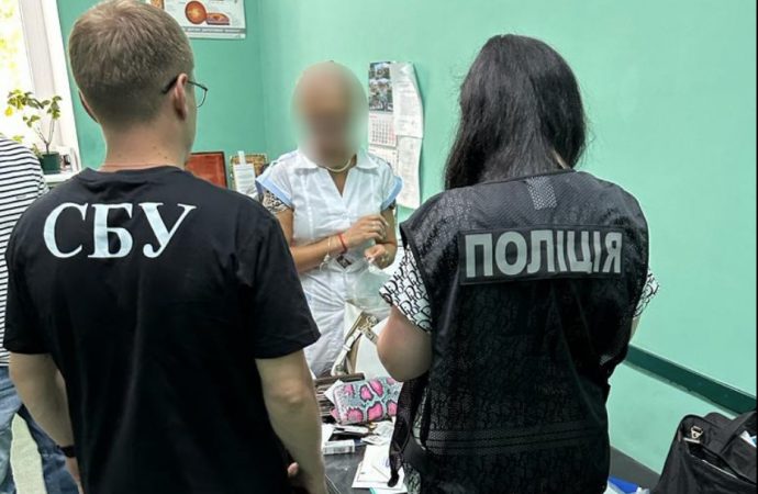 В Одессе задержали врача, которая ставила диагнозы призывникам за деньги