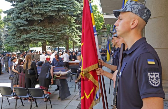 В Одессе в Доме офицеров провели в последний путь двух бойцов