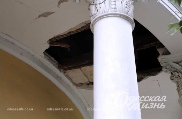 Школа Столярского после обстрела2