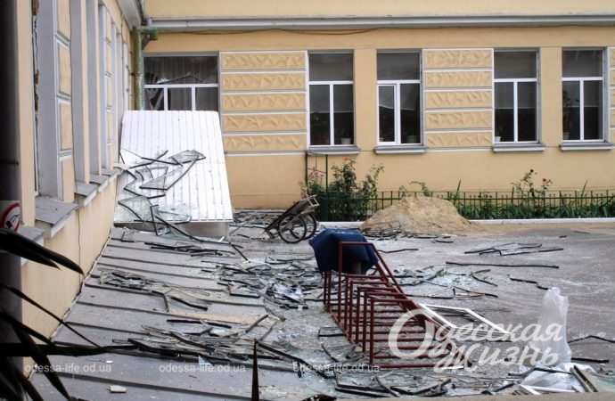 Школа Столярского после обстрела, двор