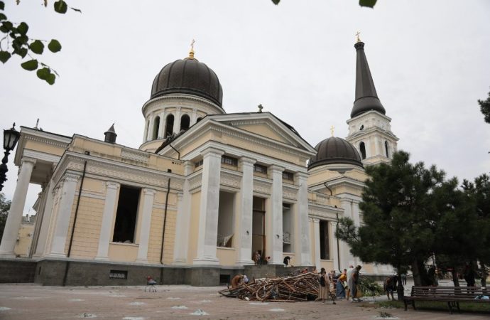 Соборная площадь после прилета33