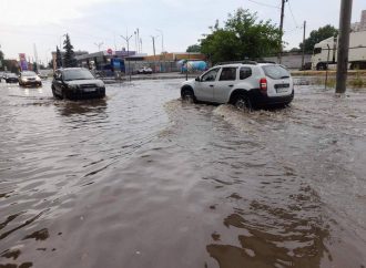 В Одесі раптова злива затопила деякі райони міста: зупинено два трамвайні маршрути (фото, відео)