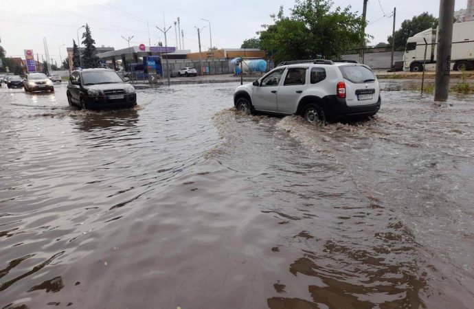 В Одессе внезапный ливень затопил некоторые районы города: не ходят два трамвая (фото, видео)