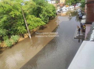 Злива перетворила вулиці Одеси на річки: машини плавали, рятувальники проводили евакуацію (відео)