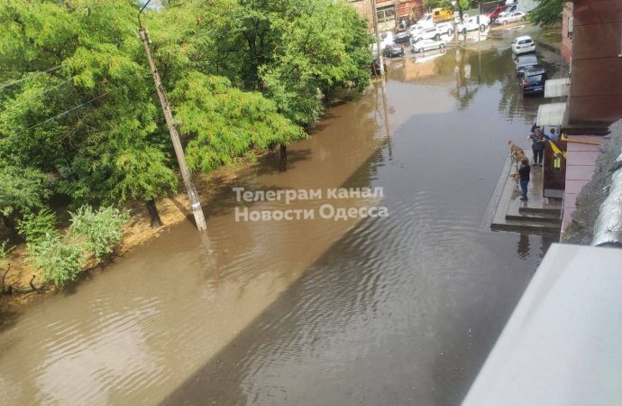 Злива перетворила вулиці Одеси на річки: машини плавали, рятувальники проводили евакуацію (відео)